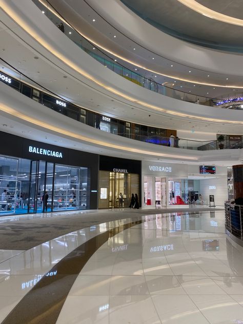 Rich Mall Aesthetic, Fashion Avenue Dubai Mall, Dubai Mall Aesthetic, Mall Concept, Package Aesthetic, Dubai Buildings, Dubai Night, Shopping In Dubai, Dubai Houses