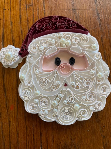 Paper Quilling Penguin, Christmas Quilling Art, Paper Quilling Designs Christmas, Quilling Christmas Cards Xmas, Quilling Paper Craft Christmas, Quilling Christmas Tree Pattern, Quilled Gingerbread Man, Quilling Christmas Patterns, Christmas Quilling Ideas Greeting Card