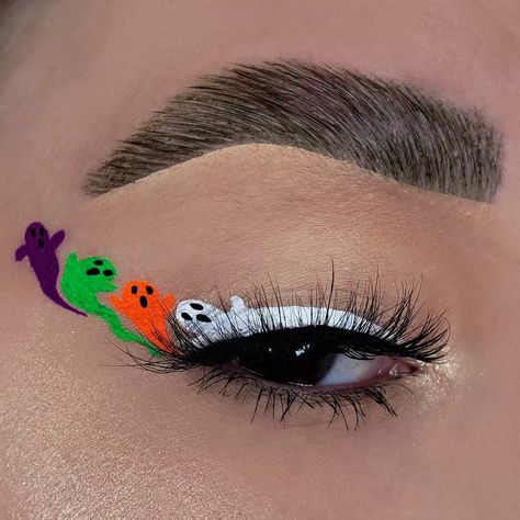 Graphic Liners, Creative Eyeliner, Holloween Makeup, Vampire Bride, Cute Halloween Makeup, Holiday Makeup Looks, Cute Eye Makeup, Halloween Eye Makeup, Graphic Makeup