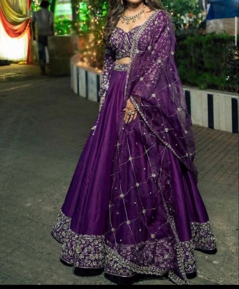 Sangeet Ghagra, Voilet Lehanga, Purple Ghagra, Purple Lehenga Bridal, Lehenga Choli Designs Latest, Dark Purple Lehenga, Purple Lehenga, Lehenga Saree Design, Indian Outfits Lehenga