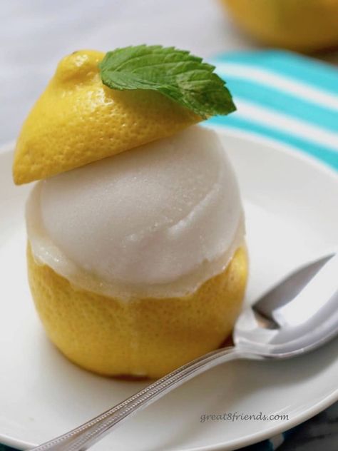 Sorbet In Lemon, Lemon Cups, Lemon Sorbet Recipe, Mini Lemon Tarts, Sorbet Is, Fruit Sorbet, Frozen Lemon, Dessert Presentation, Impressive Desserts