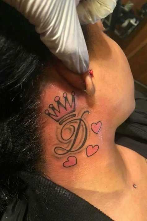 Name Tattoos On Neck, Boyfriend Name Tattoos, Girl Neck Tattoos, Cute Hand Tattoos, Neck Tattoos Women, Snakebites, Black Girls With Tattoos, Tattoos For Black Skin, Pretty Tattoos For Women