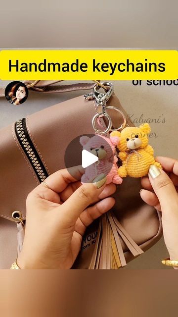 Cute Keychain Ideas Diy, Diy Teddy Bear, Trending Crafts, Fabric Crafts Diy, Handmade Keychains, Instagram Diy, Handmade Teddy Bears, Cute Keychain, Diy Keychain