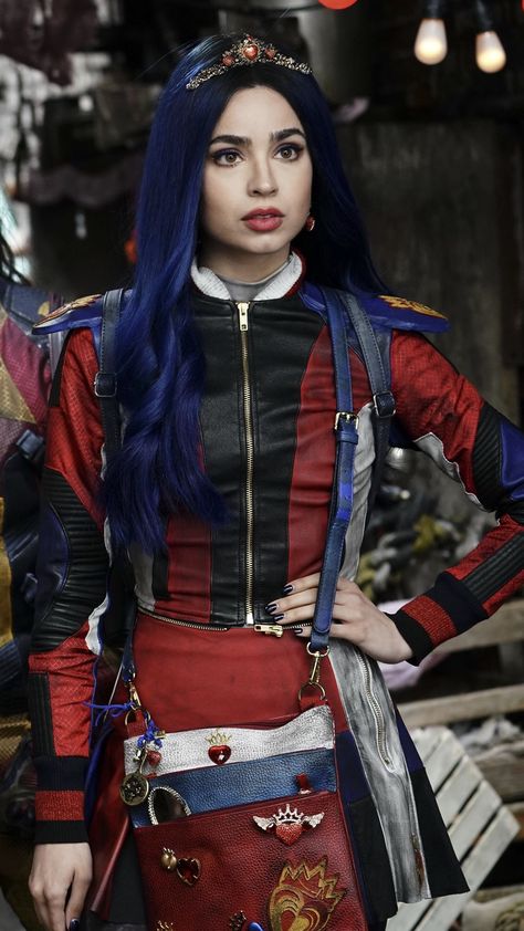 Evie Descendants 3 Carlos Descendants, Evie Costume, Descendants Pictures, Descendants Wicked World, Evie Descendants, Descendants Costumes, Descendants Characters, Disney Descendants Movie, Descendants Party