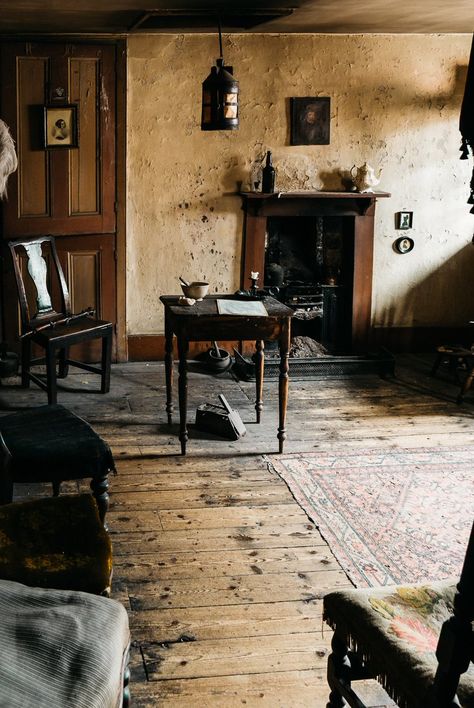 Old Vintage Interior, Rundown House Interior, Dennis Severs House, Old Wooden House, Sustainable Architecture House, Wabi Sabi Interior, Chris Rock, Cottage Interiors, The Oscars