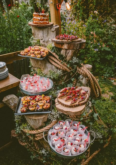 Food diaplay inspiration Country Wedding Foods, Katering Pernikahan, Ideas Para Catering, Wedding Food Stations, Enchanted Forest Wedding, Food Stations, Weekend Party, Food Displays, Grazing Tables