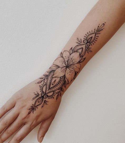 Mandala Tattoos For Women, Mandala Wrist Tattoo, Mandala Hand Tattoos, Cool Wrist Tattoos, Flower Wrist Tattoos, Boho Tattoos, Pretty Hand Tattoos, Henna Tattoo Hand, Tattoo Henna