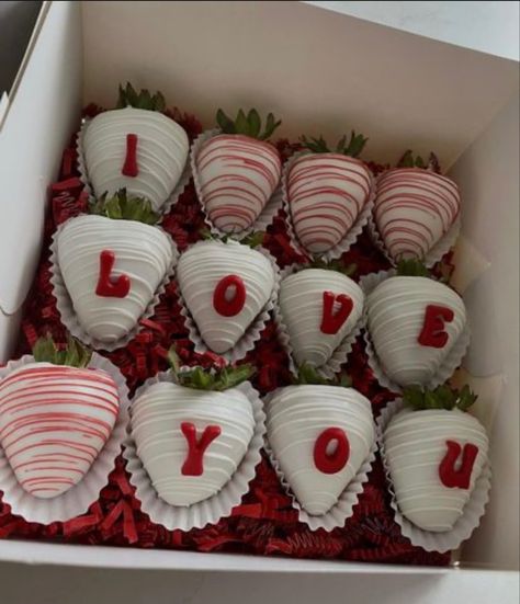 Valentine Chocolate Covered Strawberries, Chocolate San Valentin, Chocolate Covered Desserts, Valentine Strawberries, Strawberry Box, Chocolate Covered Strawberry Recipe, Chocolate Covered Strawberries Bouquet, Strawberry Gifts, Chocolate Covered Fruit