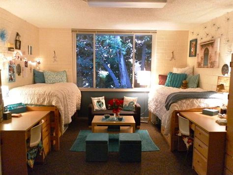 10 College Essentials You Might Not Know About Case A Un Piano, College Living Rooms, Dorm Room Layouts, Dorm Design, Dorm Sweet Dorm, Dorm Inspiration, Dorm Room Hacks, Dorm Room Storage, College Living