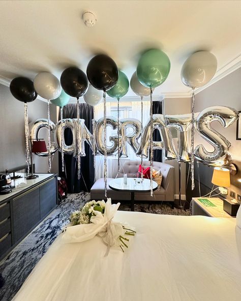 Congrats from the USA to London 🎉 Large foil letter balloons paired with orbz ceiling balloons and a bouquet of flowers 🪄✨ Delivery made ready from office and delivered straight to you 🎁 Next day delivery available London based 📍 • • #londonballoons #balloondelivery #gradballoons #grad #london #balloons #congratulations #congratsballoon #balloondecor #balloonartist #foilballoons #letterballoons #corporateeventsdecor #corporate #corporateballoons #orbz #orbzballoons #ceilingballoons #fl... Office Balloon Decoration, Foil Letter Balloons, Ceiling Balloons, Congratulations Balloons, Balloons Flowers, Corporate Events Decoration, Balloon Arrangements, Balloon Delivery, A Bouquet Of Flowers