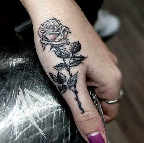 Thumb Rose Tattoo, Rose Hand Tattoo Woman, Celeste Tattoo, Solo Tattoo, Tattoo Main, Black And White Tattoos, Thumb Tattoos, Rose Hand Tattoo, Hand Rose