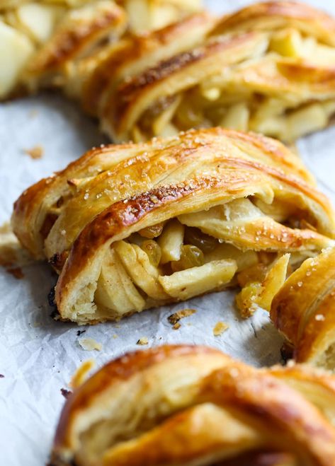 Apple Strudel Apple Strudel With Puff Pastry, Apple Strudle, Movie Foods, Easy Apple Strudel Recipe, Easy Apple Strudel, Apple Strudel Recipe, Austrian Desserts, Biscuit Cinnamon Rolls, Octoberfest Party