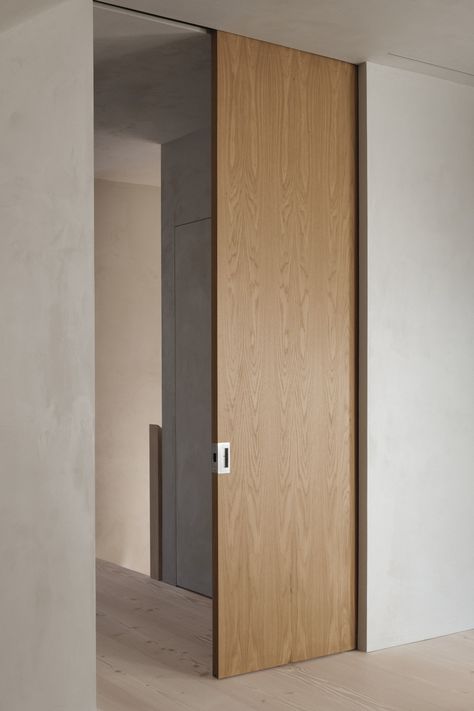 Leibal — Maison Melba Sustainable Building Design, Douglas Fir Flooring, Pintu Sliding, Wooden Sliding Doors, Sliding Door Design, Timeless Architecture, Natural Stone Flooring, Wood Cladding, Sliding Doors Interior