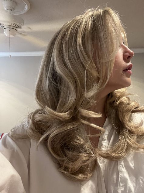 90s bouncy blowout WITHOUT the $$$! Big bouncy supermodel hair beige blonde scandi hairline highlight bayleage butterfly cut blowout blow out 90s Bouncy Blowout, 90s Model Hair, Scandi Hairline, Supermodel Hair, Bouncy Blowout, Curled Blonde Hair, Southern Hair, Big Bouncy Curls, Blonde Hair Goals