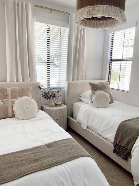 Guest Bedroom Reveal Two Twin Beds In Front Of Windows, Guest Bedroom With 2 Full Beds, Simple Twin Bedroom Ideas, High End Guest Bedroom, 2 Bed One Room, Master With 2 Beds, Guest Room Ideas 2 Beds, Guest Bedroom Double Beds, 2 Single Bed Bedroom Ideas Aesthetic