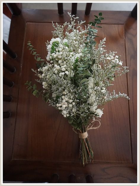 Winter Wedding Bouquet - If you found what you love, it's very important that you act immediately - Visit For More! Eucalyptus Bridal Bouquet, Baby's Breath Bouquet, Small Bridesmaid Bouquets, Bouquet Eucalyptus, Eucalyptus Wedding Bouquet, Simple Wedding Bouquets, Green Wedding Bouquet, Forest Theme Wedding, Eucalyptus Bouquet