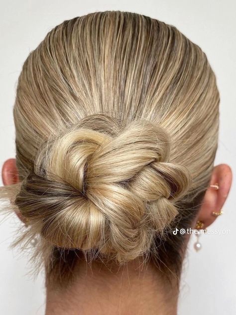 Perfume Floral, Braided Bun, Dream Hair, Hairstyles For School, Aesthetic Hair, Up Girl, Favorite Products, Hair Day, Hair Updos