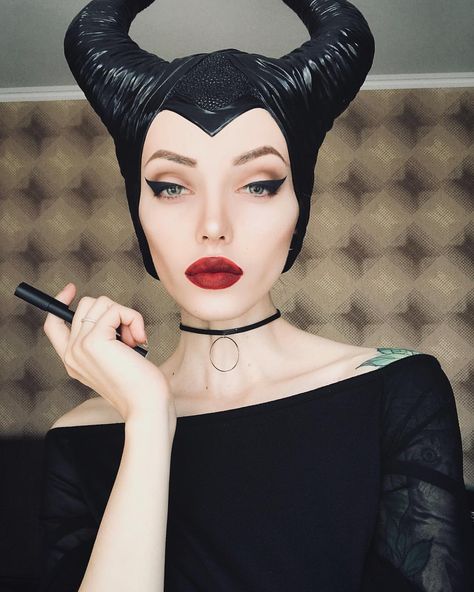 Maleficent 😍😍 Maleficent Halloween Costume, Maleficent Makeup, Disney Villain Costumes, Maleficent Cosplay, Maleficent Halloween, Maleficent Costume, Villain Costumes, Diy Halloween Costumes For Kids, Disney Makeup