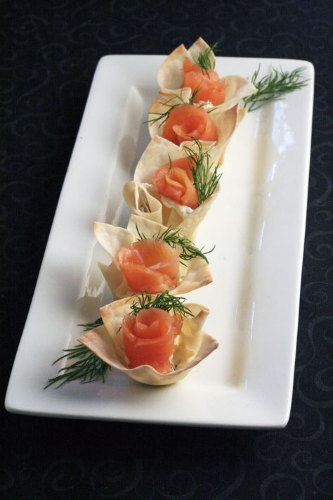 Smoked Salmon Appetizer, Salmon Appetizer, Wonton Cups, Elegant Appetizers, Decorações Com Comidas, Appetizers For A Crowd, Seafood Appetizers, Läcker Mat, White Plate