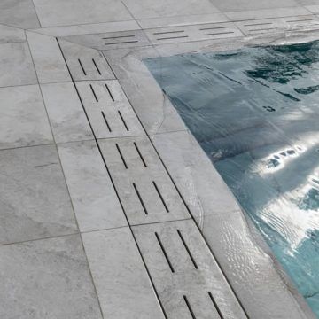 Swimming Pools Design: pool edges, grids and steps Pool Drainage Ideas, Pool Edge Ideas, Pool Edge Detail, Roman Pool Design, Pool Edging Ideas, Swimming Pool Tiles Ideas, Swimming Pool Details, Pool Border, Infinity Pool Design