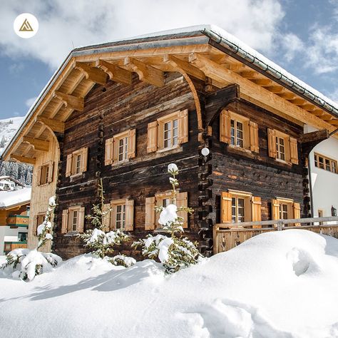 Originally built in 1597, this unique and enchanting property in Lech has been lovingly refurbished throughout and its owners have thoughtfully retained many of the original features. Sumptuous fabrics and furniture have been combined with antique pieces to create a very chic but charming Alpine home. Located in the Stubenbach area of Lech you can ski-into the chalet from the ski area on a market off piste route snow conditions permitting. Swiss Chalet Exterior, Chalet Exterior, Alpine Lodge, Luxury Chalet, Swiss Chalet, Swiss Style, Luxury Ski Chalet, Ski Chalets, Luxury Ski