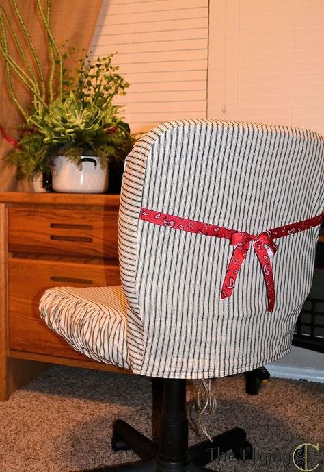 My crafty room chair REALLY needed a makeover! It was blue, ugly, and hole-y. And it just wasn't working with my country-cute Southern idea for my crafty room. So I made a slip cover in classic black and white ticking. So cute! I outlined the shape of the chair using newspaper to create a pattern for the cover. A ruched edge on the seat adds a little country cuteness. Pink Mason Jars Centerpieces, Diy Painted Floors, Pink Mason Jars, Vintage Office Chair, Easy Diy Paint, Garden Diy Ideas, Diy Concrete Countertops, Sewing Room Organization, Mason Jar Centerpieces