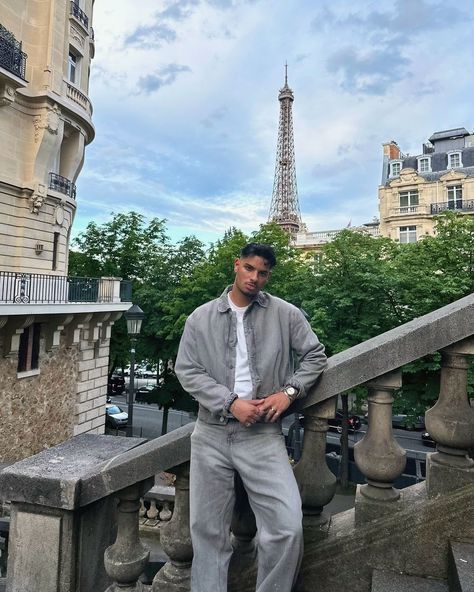 Ideas For Posing For Pictures, Men’s Paris Outfits Winter, Mens Pose Ideas, Paris Fits Men, Europe Outfit Men, Mens Aesthetic Photos, Men’s Paris Outfit, Post Idea Instagram, Paris Instagram Pictures Men