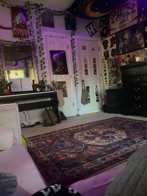 Alt Room Ideas Aesthetic, Bed Ideas Grunge, Alt Bedroom Ideas Grunge, Grunge Boho Bedroom, Bedroom Ideas Y2k Grunge, 2000s Room Aesthetic Grunge, Grunge Y2k Room, Clutter Core Aesthetic, Punk Room Ideas