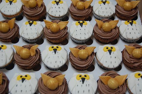 Hedwig and Golden Snitch Cupcakes – Beautiful Birthday Cakes Snitch Cupcakes, Hedwig Cake, Harry Potter Desserts, 5th Birthday Cake, Harry Potter Baby Shower, Harry Potter Theme Party, Harry Potter Food, Harry Potter Baby, Golden Snitch