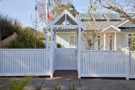 The Block 2021: Week 12 — Front garden and façade week - Style Curator Outdoor Fence Decor Ideas, White Picket Fence House, Hamptons Fence, Fence Decor Ideas, Outdoor Fence Decor, Fence Decorations, Outdoor Fence, House Fence Design, Front Fence