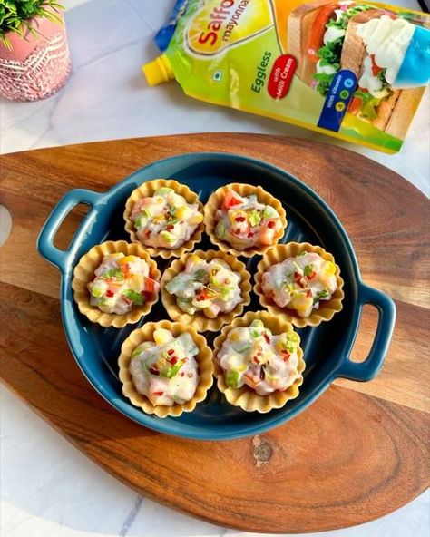 Vadodara Food Blogger | Shubhangini on Instagram: "Mini Basket Chaat 🥰 LIKE & SAVE IT TO TRY LATER 👩‍🍳 Ingredients : 1/2 cup boiled sweet corn 🌽 Half capsicum 1/2 cup chopped onion Half tomato 🍅 1 finely chopped green chilli 4 tbsp Eggless mayonnaise 1 tsp red chilli flakes 1/2 tsp salt (as per taste) 1/2 tsp black pepper powder 4-5 tbsp milk (to adjust the consistency) Take mini basket puris as shown in the video, add a spoonful of the creamy stuffing & garnish with some chilli flake Basket Puri Recipe, Cooking Without Fire Desserts, Fire Desserts, Boiled Sweet Corn, Eggless Mayonnaise, Boil Sweet Corn, Puri Recipes, Mini Basket, Pepper Powder