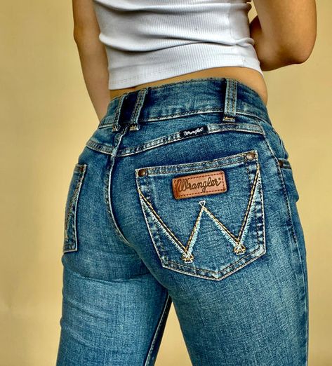 Wrangler Jeans Aesthetic, Boot Cut Jeans Outfit Casual, Edgy Western Outfit, Wrangler Jeans Women's Outfit, Womens Western Outfits, Pants Outfits For Women, Jeans With Boots, Low Cut Jeans, Wrangler Clothing