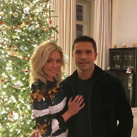 So Extravagant! Inside Kelly Ripa's Lavish Home in New York City With Husband Mark Consuelos Kelly Ripa House, Kelly Ripa Workout, Kelly Ripa Hair, Kelly Ripa Mark Consuelos, New York City Penthouse, Mark Consuelos, Grey Anatomy Quotes, Victoria Secret Outfits, Kelly Ripa