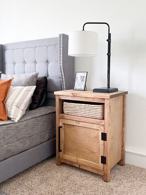 Modern Rustic Bedside Table, Diy Modern Nightstand Ideas, Diy Farmhouse Nightstand Plans, Simple Night Stand Diy, Diy Night Tables Bedroom, Nightstand With Drawers Diy, Night Stand Plans Diy, Diy Bedroom Side Table Night Stands, Build A Nightstand Easy Diy