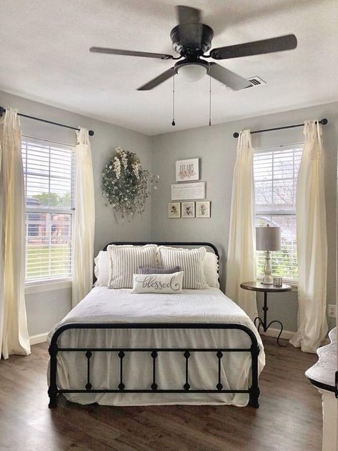 Bedroom With Tv On Side Wall, Small Cottage Bedroom Ideas Country, Farmhouse Boho Guest Bedroom, Guest Room Inspiration Farmhouse, Country Style Guest Bedroom, Small Bedroom Farmhouse Decor, Small Bedroom With Twin Bed Ideas, Farmhouse Bed In Front Of Window, Girly Farmhouse Bedroom