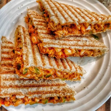 Pakistani Breakfast Pics, Food Cravings Breakfast, Chicken Tikka Sandwich, Tikka Sandwich, Sandwich For Breakfast, Indian Dinner Recipes, Tastemade Recipes, Quick Recipes Snacks, Food Therapy