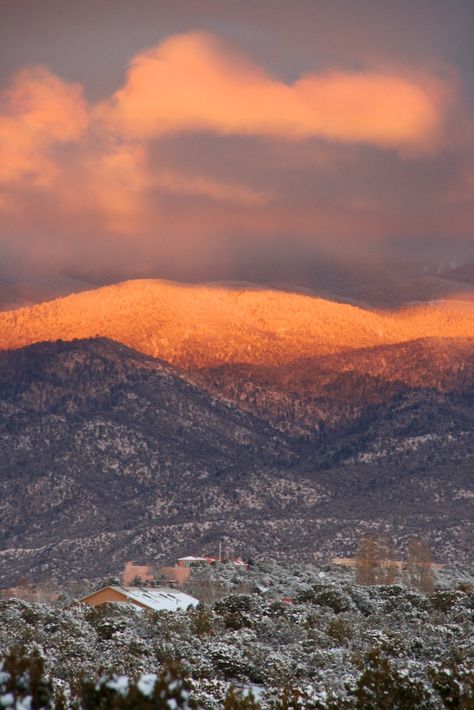 The Sangre de Cristo ("blood of Christ") mountains above Santa Fe have earned their name. Photo by Kat Livengood, katlivengood.com Santa Fe Mountains, Mexico Mountains, New Mexico Style, New Mexico Santa Fe, New Mexico Homes, Southwest Usa, Blood Of Christ, Taos New Mexico, New Mexico Usa