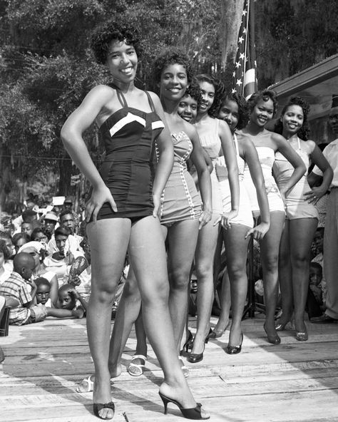 BLACK ARCHIVES’s Instagram post: “Paradise Park in Silver Springs, Florida. Photographs by Bruce Mozert (1950s) via the @floridamemory archive.” Lina Lamont, Silver Springs Florida, Vintage Beach Photos, Swimsuit Competition, Carrie Johnson, Black Photos, Group Portrait, Black Glamour, Springs Florida