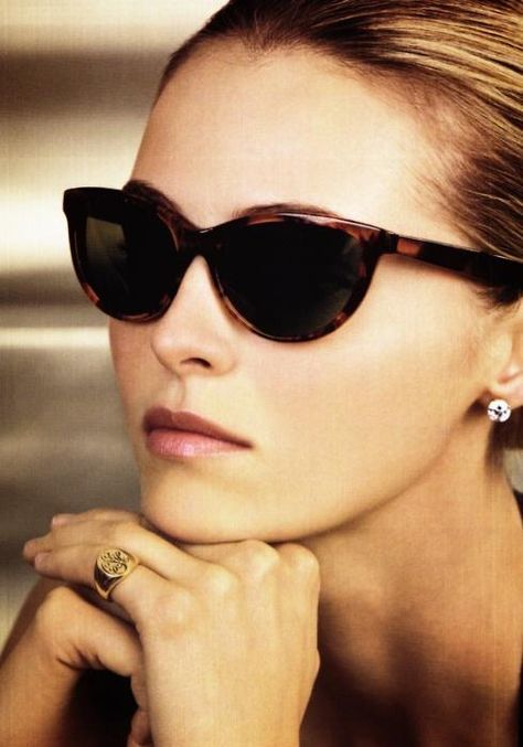 signet ring Fashion Design Inspiration, Fall Wardrobe Staples, Signet Rings Women, Ray Ban Sunglasses Sale, Glasses Makeup, Stunning Eyes, Fashion Inspiration Design, Makeup Designs, Inspiration Style