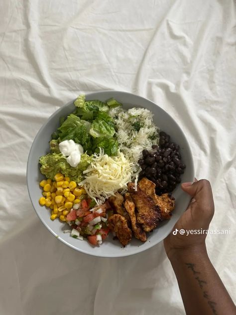 Chipotle Bowl, Plats Healthy, Healthy Lunch Snacks, Pasti Sani, Healthy High Protein Meals, Healthy Food Inspiration, Easy Healthy Meal Prep, Healthy Food Dishes, Healthy Food Motivation