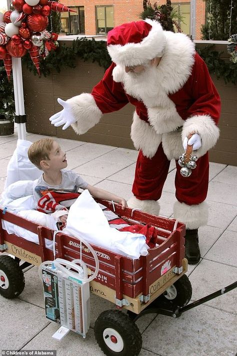 Dad whose daughter died at 7 helps throw Christmas party for pediatric hospital that cared for her | Daily Mail Online Hospital Christmas, Pediatric Hospital, Fake Snow, Dad Daughter, Med School, Pediatrics, Daily Mail, Christmas Trees, Christmas Food