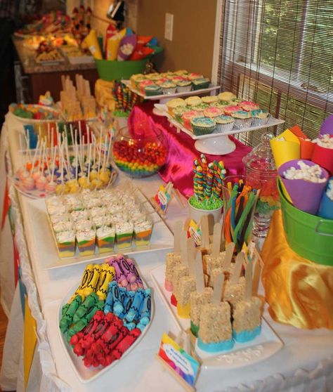 Rainbow Art Party | CatchMyParty.com Rainbow Art Party, Artist Birthday Party, Art Themed Party, Summer Party Ideas, Painting Birthday Party, Artist Birthday, Painting Birthday, Art Birthday Party, Paper Cones