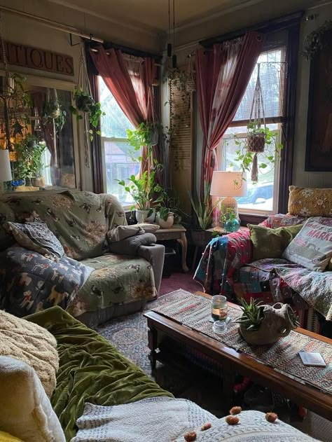 Hippie Apartment Aesthetic, Cluttered Living Room, Hippie Apartment, Deco Studio, Kitchen Home Decor, Apartment Aesthetic, Deco Boheme, Plant Aesthetic, Dream House Rooms