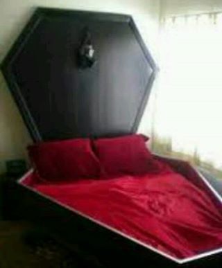 Cama matrimonio ataud Coffin Bed, Gothic Room, Gothic Bedroom, Gothic Furniture, Dark Home Decor, Goth Home, Goth Home Decor, Dark Home, Hus Inspiration