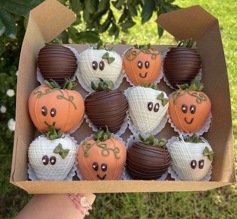 Chocolate Covered Strawberries Pumpkins, Mimosa Box With Strawberries, Birthday Covered Strawberries Ideas, Thanksgiving Covered Strawberries, Cute Halloween Chocolate Covered Strawberries, Halloween Birthday Strawberries, Halloween Edible Arrangements, Fall Chocolate Strawberries, Pumpkin Chocolate Covered Strawberries