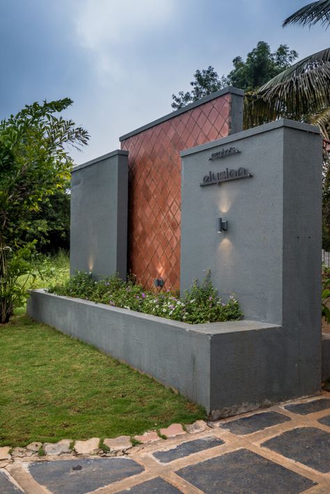 Boundary Wall Design Ideas, Simple Contemporary House, Road Architecture, Boundary Wall Design, Contemporary Gates, Compound Wall Design, Gate Wall Design, Wall Design Ideas, Compound Wall