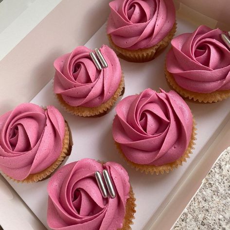 @midnight_bakery__ on Instagram: “💖Pink simple cupcakes💖 - - - - @wiltoncakes @wilton_uk @colour.mill @happysprinkles_ - - - - - #cupcakes #cupcake #cupcakedecorating…” Plain Cupcakes, Simple Cupcakes, Cupcake Pictures, Easy Cupcakes, Cupcake Designs, Cupcake Boxes, Pictures Ideas, Cupcakes Decoration, Cake Designs