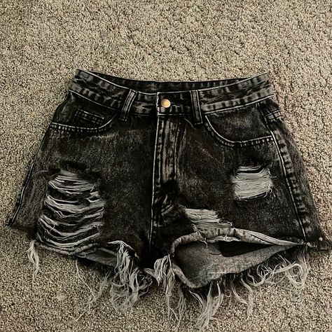 Frayed And Gray/Black Jean Shorts. Never Worn And Super Cute For Spring Break And Summer! They Are In Perfect Condition! Cute Jeans Women, Black Cute Clothes, Emo Shorts Outfit, Cute Jeans Black, Black Ripped Jean Shorts, Black Jean Shorts Outfit, Distressed Clothes, Shorts And Fishnets, Black Jeans Shorts