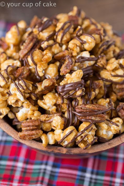 Turtle Caramel Corn with pecans and drizzled with milk chocolate! Microwave Caramel Corn, Toffee Dessert, Cup Of Cake, Christmas Turtle, Popcorn Recipes Easy, Caramel Corn Recipes, Popcorn Treats, Snack Mix Recipes, Flavored Popcorn