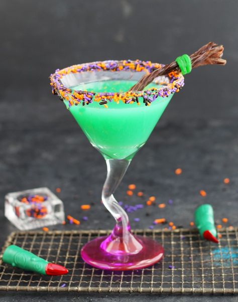 Celebrate Halloween with this Melted Witch Martini with vodka, Blue Curacao and fruit juices. Top it with a sprinkle rim and a Twizzler broomstick for a truly Drinks Com Vodka, Easy Halloween Cocktails, Punch Halloween, Caramel Apple Sangria, Apple Cider Sangria, Herbst Bucket List, Halloween Sprinkles, Godiva Chocolate, Pick Your Poison